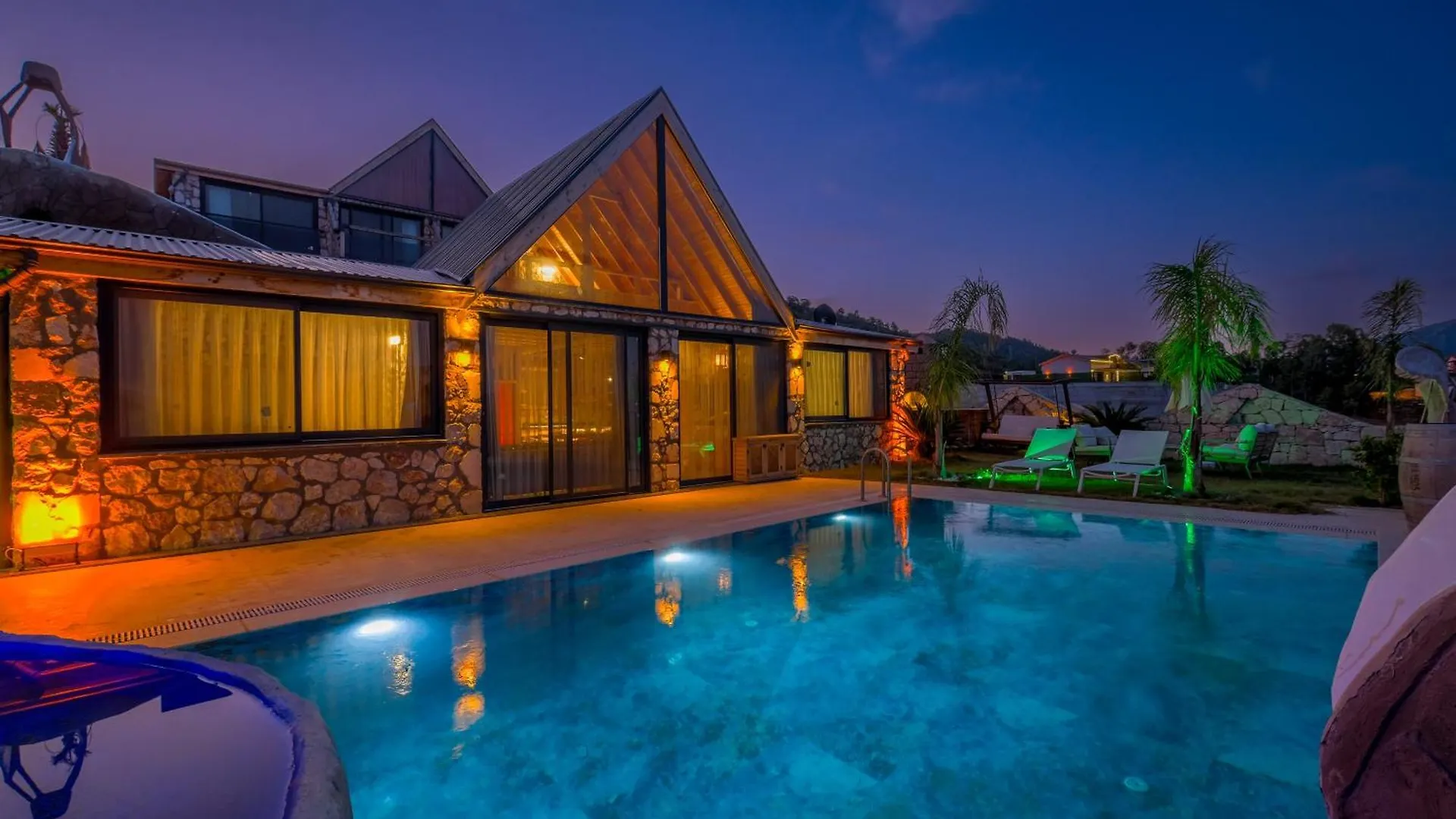 Lueks Dinlenme Selale Kaydirak Havuzu Manzaralar Villa Fethiye