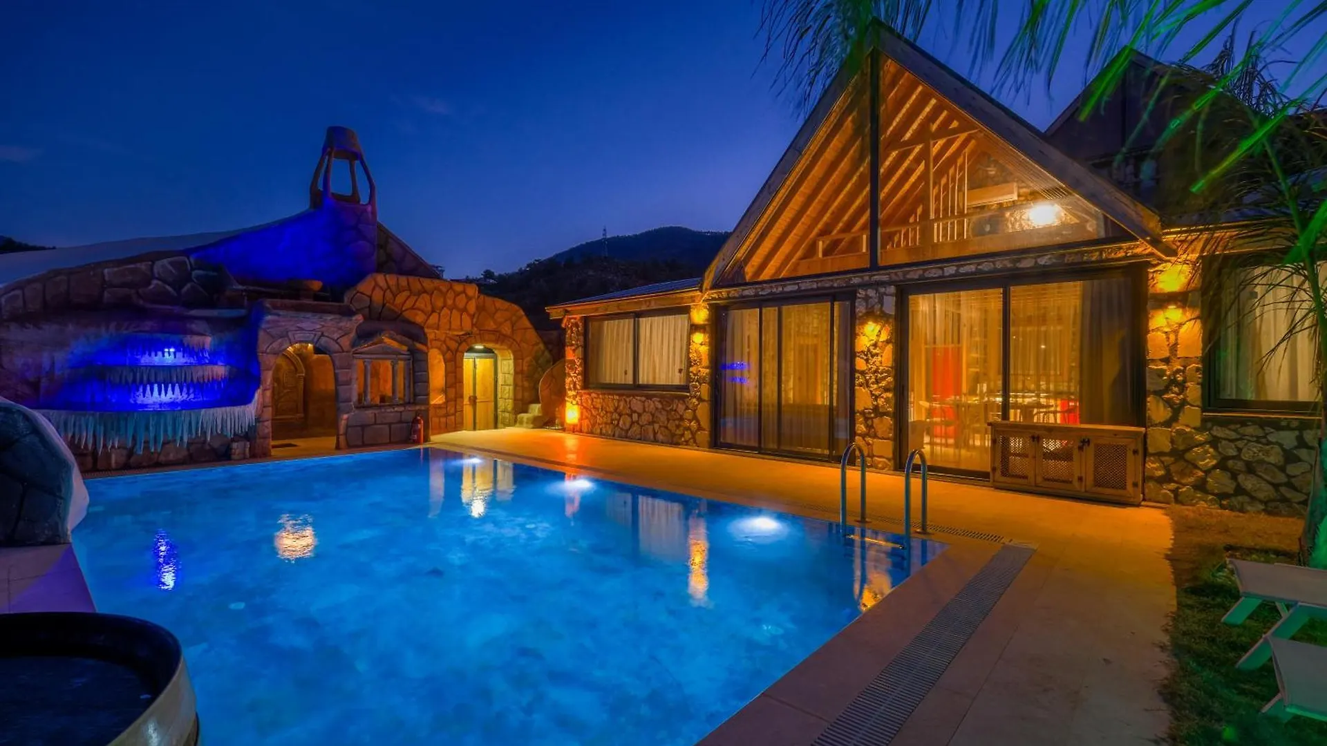 Lueks Dinlenme Selale Kaydirak Havuzu Manzaralar Villa Fethiye