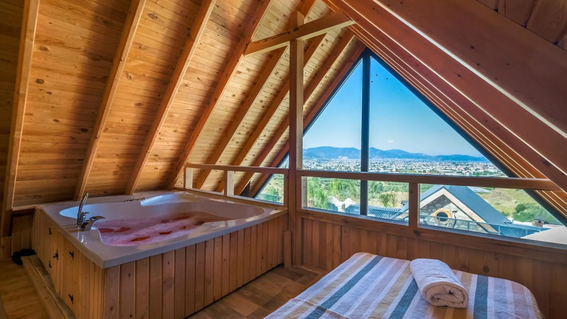 Lueks Dinlenme Selale Kaydirak Havuzu Manzaralar Villa Fethiye Turkey